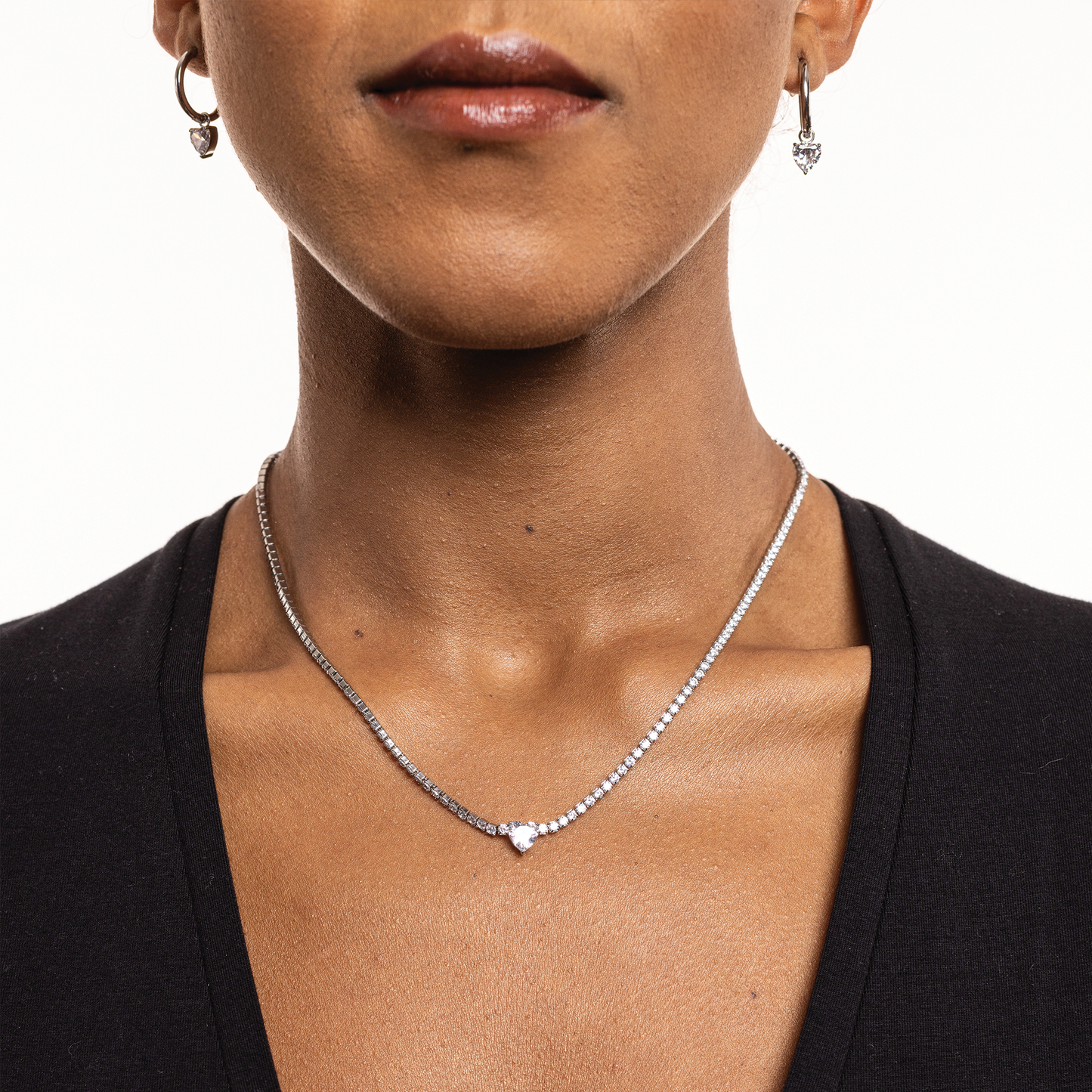 Orecchini cerchio con cuore bianco