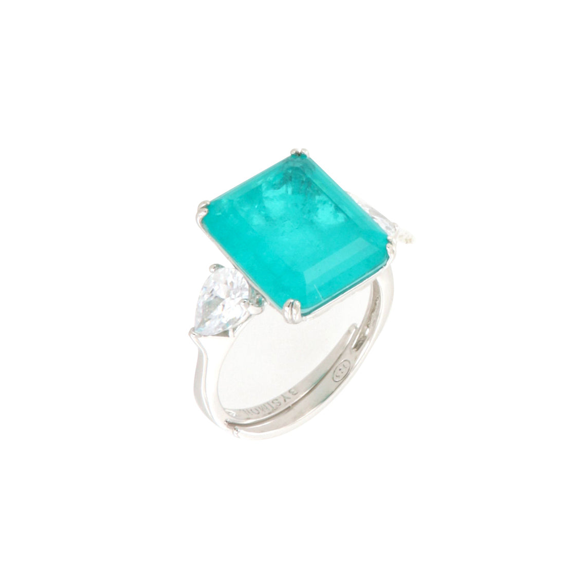 Anello in Argento 925 con zircone carrè color smeraldo impreziosito da zirconi bianchi laterali