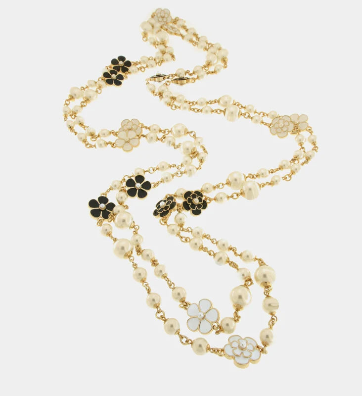 Collana in Metallo multifilo con sfere perlate e fiori smaltati bianchi e neri