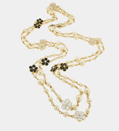 Collana in Metallo multifilo con sfere perlate e fiori smaltati bianchi e neri