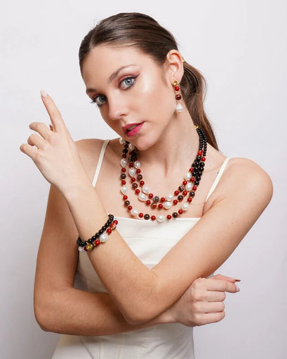Collana in Metallo multifilo con sfere rosse e perle