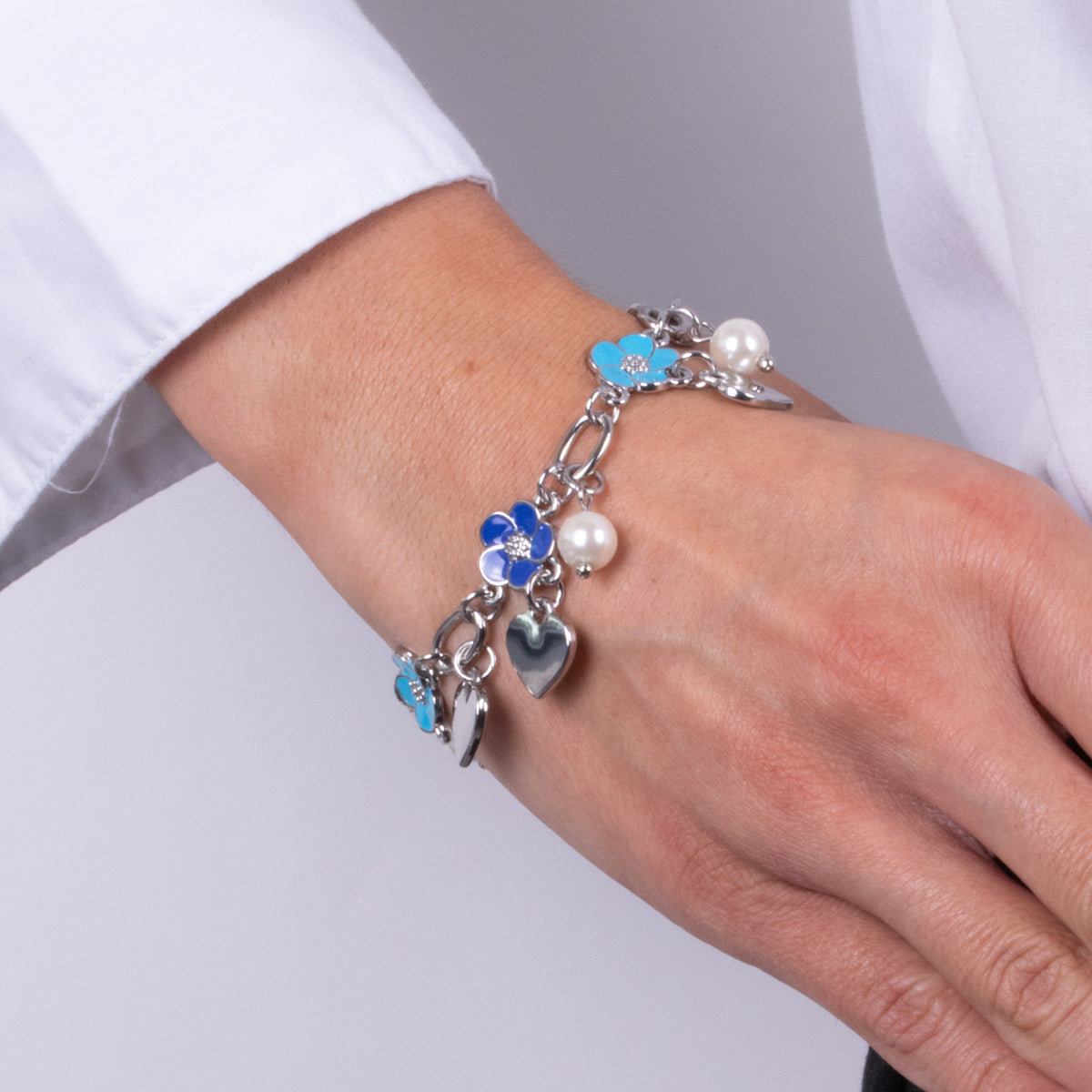 Bracciale in Metallo con fiori blu e cuori pendenti