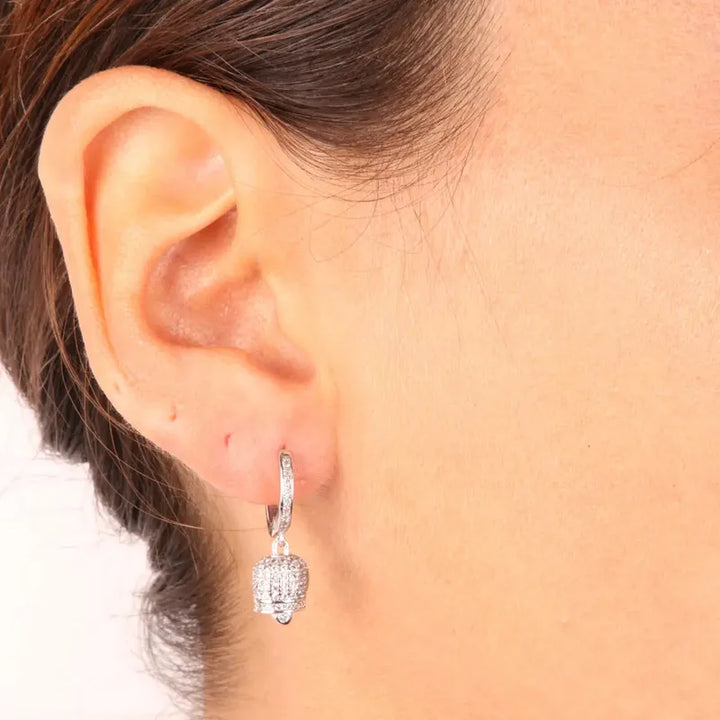 Orecchini in Argento 925 con campanella pendente, impreziosita da luminosi zirconi bianchi